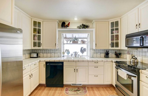 Lake Almanor West Cabina | Pet-Friendly California Cabin w/ Beach Access