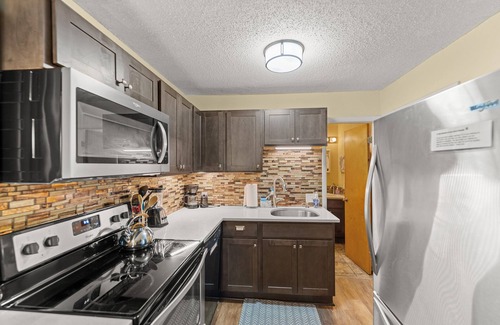 East End - Valley Street Chalet De Esquí | Pet Friendly Chalet, Tucked in the Trees and only three minutes from downtown!