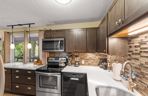 East End - Valley Street Chalet De Esquí | Pet Friendly Chalet, Tucked in the Trees and only three minutes from downtown!