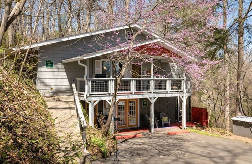 East End - Valley Street Chalet De Esquí | Pet Friendly Chalet, Tucked in the Trees and only three minutes from downtown!