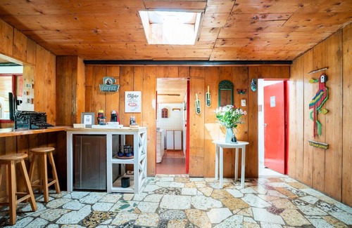 Zipacon Casa | Cabaña pet-friendly para grupos con chimenea, BBQ y rodeada de bosques