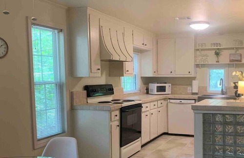 Hot Springs Casa | Pet-Friendly Cottage, Forest Views, 1 Mi to Hiking/Town/Dining