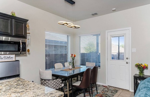 John T White Casa | Pet friendly Cozy Home w/Fenced Backyard-15 mins to AT&T -Fortworth Stockyards