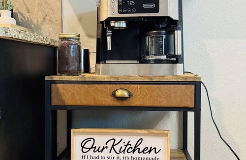 John T White Casa | Pet friendly Cozy Home w/Fenced Backyard-15 mins to AT&T -Fortworth Stockyards