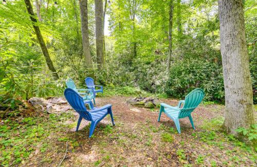 Maggie Valley Casa | Pet-Friendly Creekside Cabin with Pool Access!