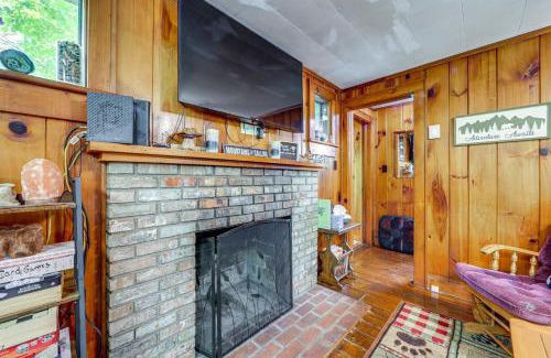 Maggie Valley Casa | Pet-Friendly Creekside Cabin with Pool Access!