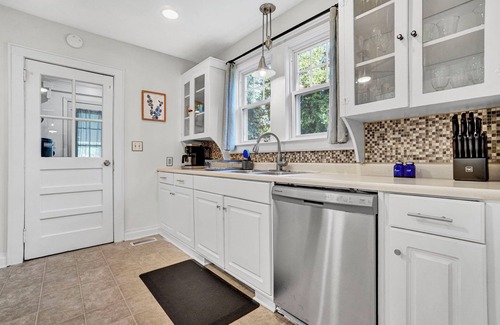 Clinton Cabaña | Pet Friendly Cute Cottage - Walk to PC/Downtown