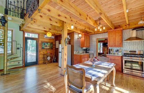 Eureka Springs Casa | Pet-Friendly Eureka Springs Rental with Private Deck