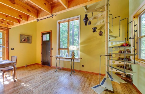 Eureka Springs Casa | Pet-Friendly Eureka Springs Rental with Private Deck