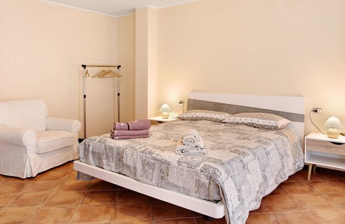 Ozzano Monferrato Apartamento | Apartamento "Cascina Noè" con jardín y Wi-Fi que admite mascotas