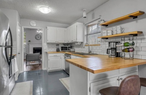 John T White Casa | Pet Friendly Modern Home near DTFW, Arlington, HEB, and Dallas