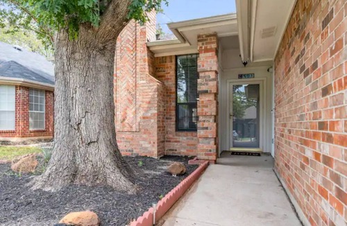 John T White Casa | Pet Friendly Modern Home near DTFW, Arlington, HEB, and Dallas