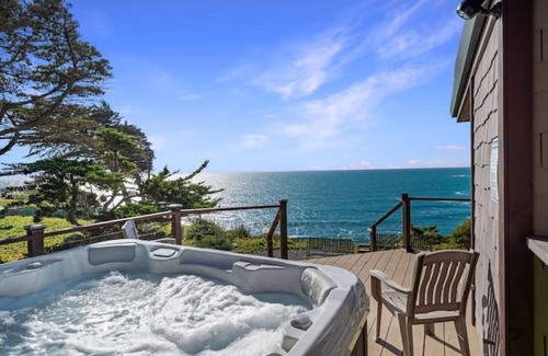 Gualala Casa | Pet-friendly Oceanfront Retreat w/King Beds & Hot Tub!