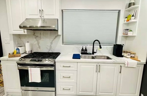 Pickering Apartamento | Pet friendly private backyard Garden studio