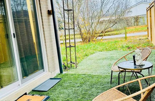 Pickering Apartamento | Pet friendly private backyard Garden studio