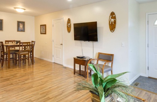 Brookline Station Casa | Pet-Friendly Republic Vacation Rental w/ Deck!