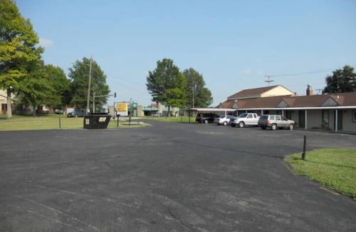 Harrisonville Hotel | Pet-Friendly Stay at Knights Inn Harrisonville! A close to Nature experience!