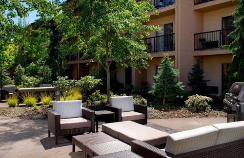 Tanasbourne Casa | Pet-friendly Unit Near Waterhouse Powerline Park! Indoor Swimming Pool!