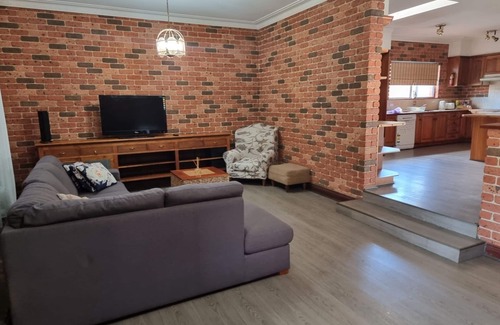 Bass Hill Casa | Pet Friendly Large 3 Bedroom House 2 Living Areas Ensuite & Outdoor Areas