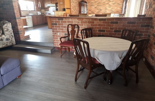 Bass Hill Casa | Pet Friendly Large 3 Bedroom House 2 Living Areas Ensuite & Outdoor Areas