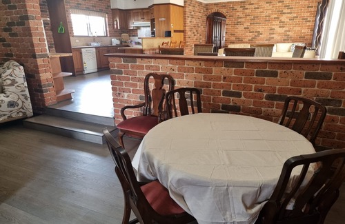 Bass Hill Casa | Pet Friendly Large 3 Bedroom House 2 Living Areas Ensuite & Outdoor Areas