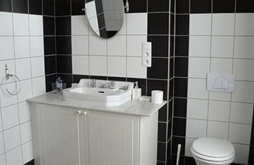 Raincourt Cama Y Desayuno | Petit Château Armand Bourgoin B & B