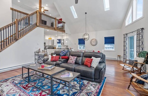 Albrightsville Casa | Petrarch Pines Chalet – Modern Retreat w/ Hot Tub + Year-Round Activities