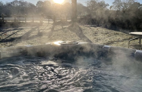 Wimborne Cabina | Pheasant Lodge a peaceful countryside hot tub retreat