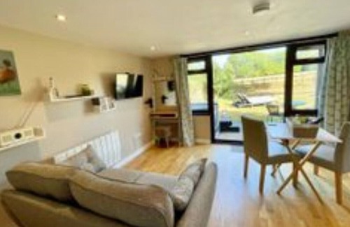Wimborne Cabina | Pheasant Lodge a peaceful countryside hot tub retreat