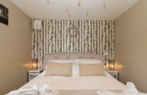 Wimborne Cabina | Pheasant Lodge a peaceful countryside hot tub retreat