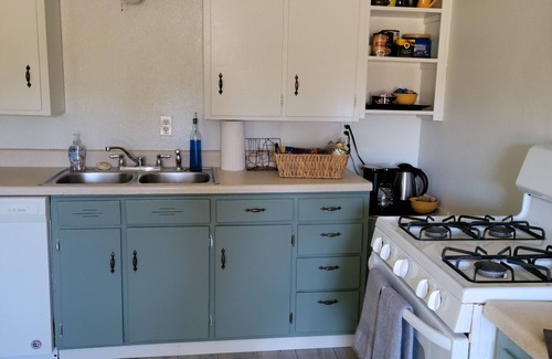 Green Forest Cabaña | Pickens Place Cheerful, Cozy Cottage