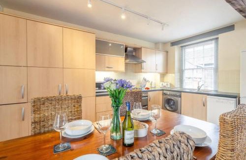 Norwich Apartamento | Picture Perfect Location Stunning 2 Bedroom Apartment with parking