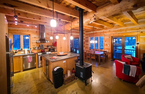 La Peche Cabaña | Picturesque Square Timber Lakeside Home