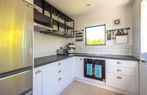 Waiheke Island Casa | PIEMELON BAY VIEWS | Coast & Country | WINTER DEAL - Stay for 3, Pay for 2