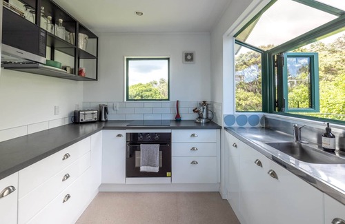 Waiheke Island Casa | PIEMELON BAY VIEWS | Coast & Country | WINTER DEAL - Stay for 3, Pay for 2