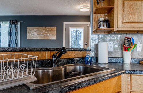 Bobcaygeon Cabaña | Pigeon Lakeside Family Cottage With Amazing Views Lots of Activities and Fishing