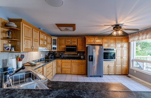 Bobcaygeon Cabaña | Pigeon Lakeside Family Cottage With Amazing Views Lots of Activities and Fishing