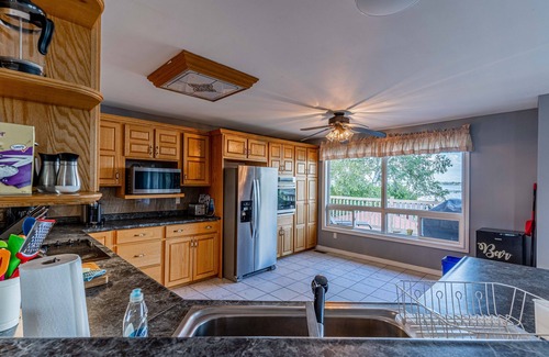 Bobcaygeon Cabaña | Pigeon Lakeside Family Cottage With Amazing Views Lots of Activities and Fishing