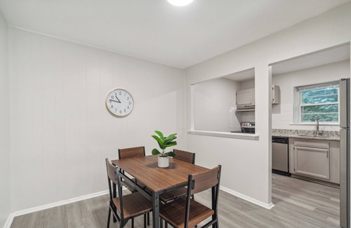 Newark Apartamento | Pine Brook 808 I Your Newark Retreat I Pool & Gym