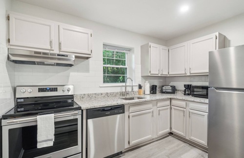 Newark Apartamento | Pine Brook 808 I Your Newark Retreat I Pool & Gym