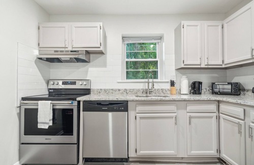 Newark Apartamento | Pine Brook 808 I Your Newark Retreat I Pool & Gym