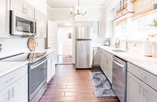 Florence Casa | Pineapple House: Historic. Southern Charm. Walk Downtown.