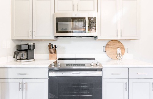 Florence Casa | Pineapple House: Historic. Southern Charm. Walk Downtown.