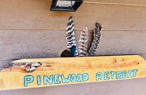 Loveland Cabina | Pinewood Lake Cabin - Deck view and cozy interior.