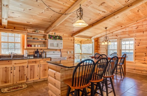 Rutherfordton Cabina | Piney Knob Lodge-15 Min a Lake Lure-30 Min A TIEC-Hot Tub--Stocked Pond Creek