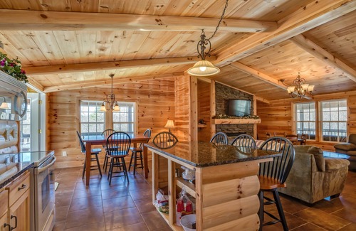 Rutherfordton Cabina | Piney Knob Lodge-15 Min a Lake Lure-30 Min A TIEC-Hot Tub--Stocked Pond Creek
