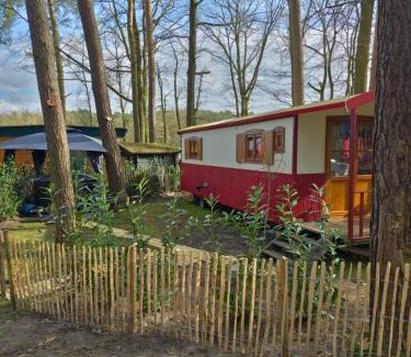 Lanaken Chalet De Esquí | pipowagen met prive Hot tub