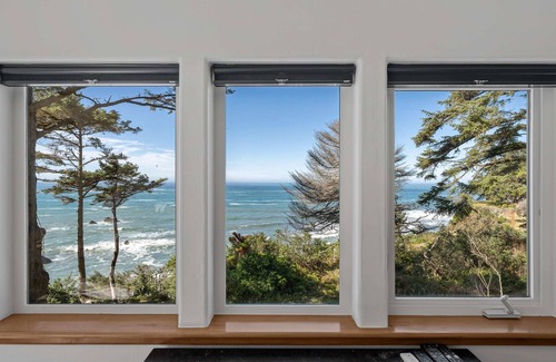 Gold Beach Casa | Pirate Cove Summary: