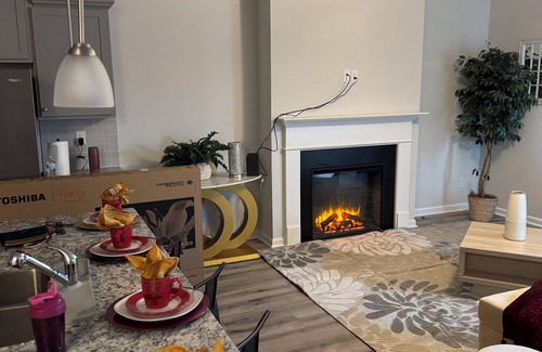 Lovejoy Casa | Pit stop Paradise A Charming 3-bedroom house in Hampton with AC and WiFi