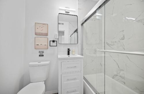 Shadyside Casa | Pittsburgh Shadyside 3C Bright and Stylish Private Bedroom with Shared Bathroom